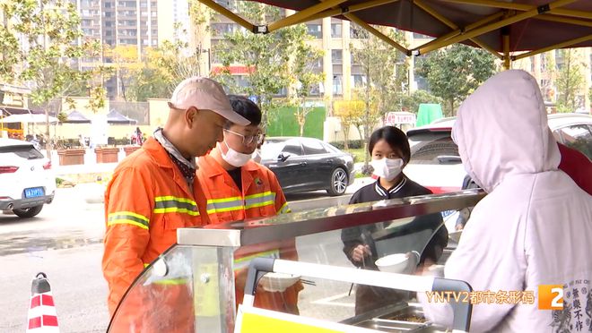 赢博体育官网入口赢博体育app凭工作证、工作服吃饭享受优惠！爱心驿站悄然升级一顿热饭暖人心！